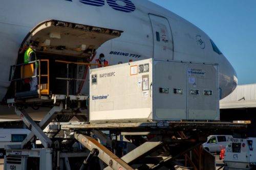 Loading cargo on Air France plane at Paris-Charles de Gaulle Airport (©Air France)