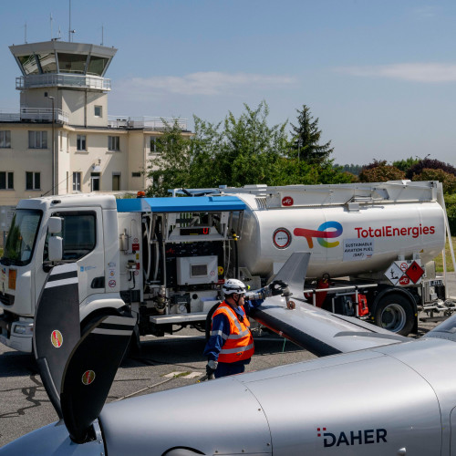 TotalEnergies, Daher et le Groupe ADP, inaugurent une offre permanente de carburant d'aviation durable (CAD) sur la plateforme de Paris-Saclay-Versailles.